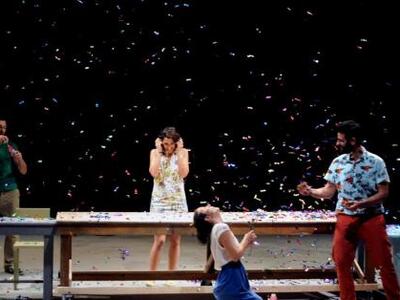 H επιτυχημένη παράσταση "Γιοι και κ...