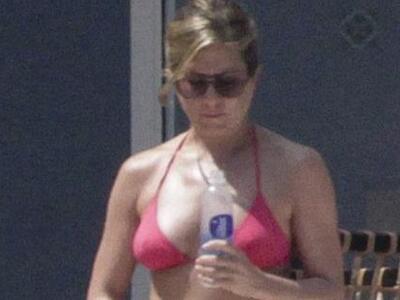 Φωτιά στα κόκκινα η Jennifer Aniston-Βγά...