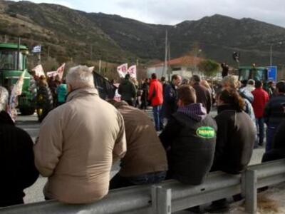 Μπλόκο και από τους κατοίκους των Καμαρώ...