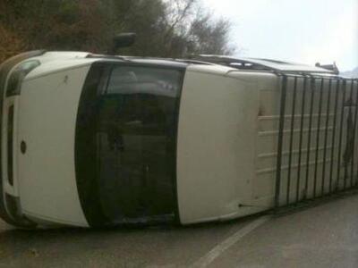 Ντελαπάρισε βανάκι που γύριζε από τη χρι...