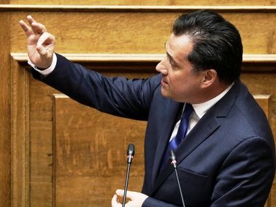 Επιμένει ο Άδωνις για τις σχέσεις του πα...