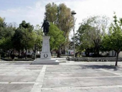 Πλ. Ελευθερίας: Ανήλικοι εκτοξεύουν αντι...