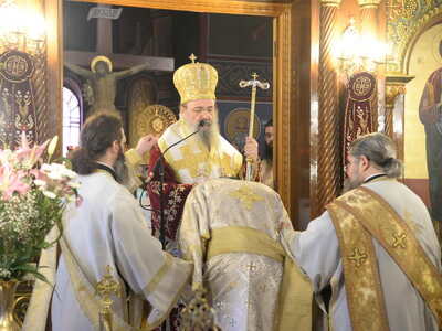 Πάτρα - φωτό: Η λειτουργία και η λιτανεία στον Αγιο Νεκτάριο