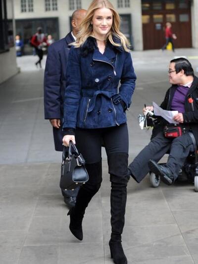 H Ρόζι Χάντιγκτον με καστόρινο τζάκετ κα...