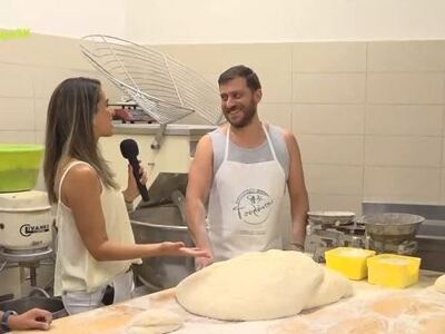 Φτιάχνουμε παραδοσιακό ψωμί σε ξυλόφουρν...