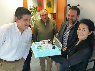 Τούρτα – έκπληξη για τα γενέθλια του αντ...