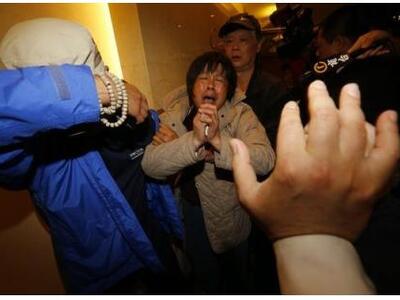 Εξοργισμένοι οι συγγενείς των επιβατών του Boeing