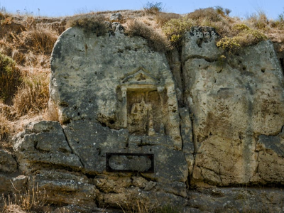 Ανάγλυφο αφιρωμένο στον Νέρωνα σε πρανές...