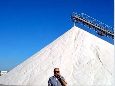 Μεσολόγγι: Τα τεράστια βουνά από αλάτι