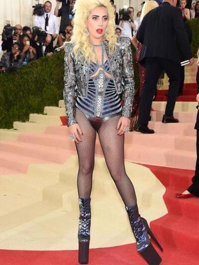 Με κοστούμι Versace η τολμηρή Lady Gaga