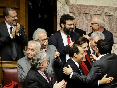 Φιλιά και αγκαλιές για τον Αλέξη Τσίπρα,...