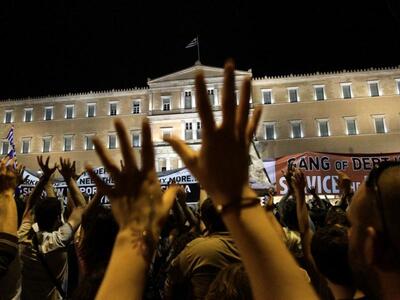 Αγανακτισμένοι: Άλλη μια νύχτα στις πλατ...