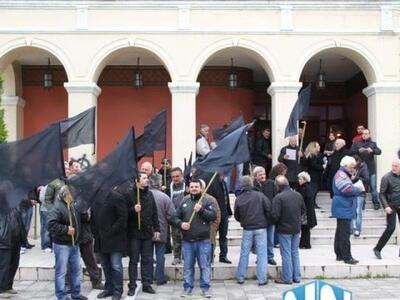 Nαύπακτος: Με μαύρες σημαίες υποδέχθηκαν...