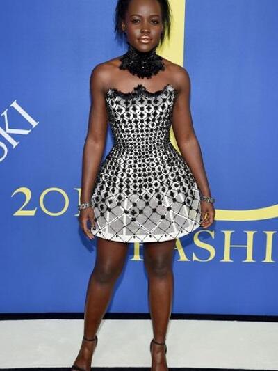 ΛΟΥΠΙΤΑ ΝΙΟΝΓΚΟ ΜΕ VERSACE