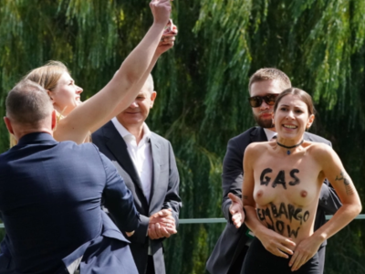 Γερμανία: Γυμνόστηθες ακτιβίστριες αιφνιδίασαν τον Σολτς ζήτησαν «εμπάργκο στο ρωσικό φυσικό αέριο, τώρα»