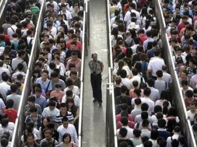 Εντυπωσιακό: Ετσι μετακινούνται οι Κινέζ...