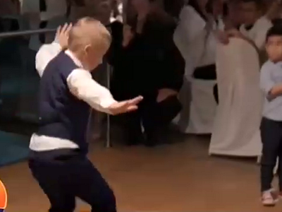 Πιτσιρικάς χορεύει ζεϊμπέκικο στο γάμο τ...
