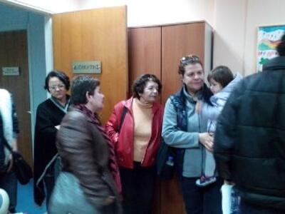 Ένταση για τον  εμβολιασμό  παιδιού ανασ...