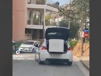 Περιπολικό μετέφερε... ψυγείο στο πορτ μ...