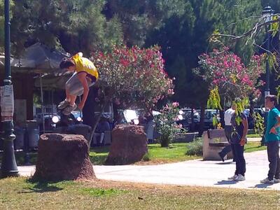 Κάποιοι παίζουν ακόμα μπάλα στα Ψηλαλώνι...