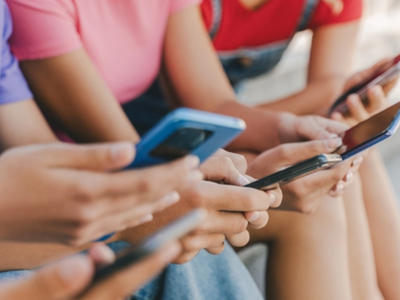 Oι ηλικίες που δίνεις smartphone στο παι...