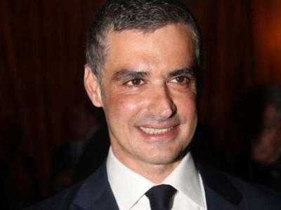 Στο θέατρο, συνοδευόμενος από ξανθιά εντ...