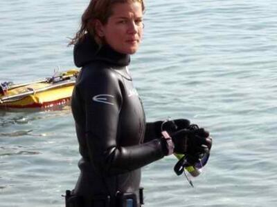 Η Κατερίνα Τοπούζογλου βούτηξε στη θάλασ...