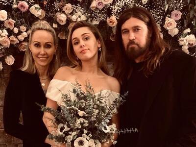 Οι φωτογραφίες της νύφης Miley Cyrus με ...