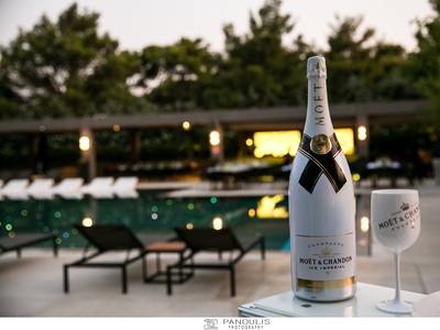 Η πισίνα και η Moet