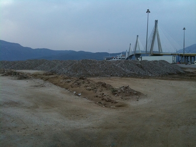 Μάντρα με υλικά οικοδομών η παραλία του Ρίου