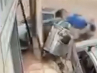 Ιλιον: Η στιγμή που 42χρονος παρασύρει έ...