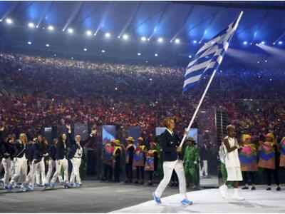 H Σοφία Μπεκατώρου με την Ελληνική σημαί...