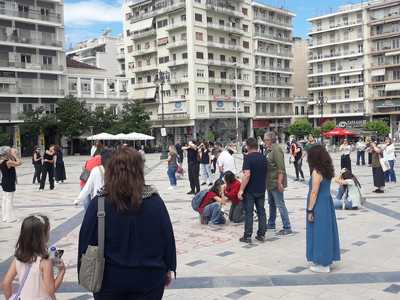 Πάτρα: Μια διαμαρτυρία… αλλιώς από τους εκπαιδευτικούς με σιωπή, σώμα και τέχνη στην πλατεία Γεωργίου Πάτρα: Μια διαμαρτυρία… αλλιώς από τους εκπαιδευτικούς με σιωπή, σώμα και τέχνη στην πλατεία Γεωργίου