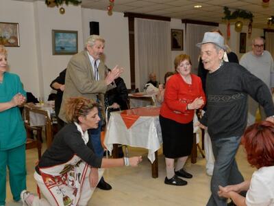 Το... "έκαψαν" οι παππούδες κα...