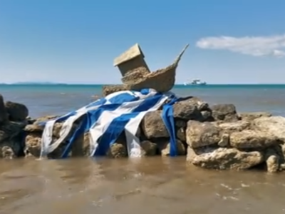 Το ορειχάλκινο σκαρί με τη σημαία- θάλασ...