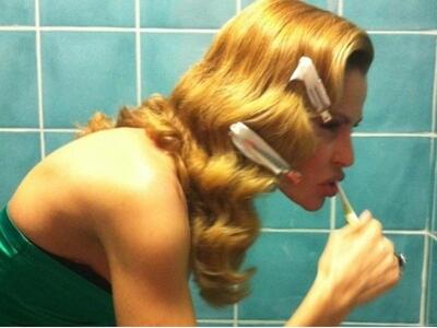 Δείτε την Τζένη Μπαλατσινού να πλένει τα...