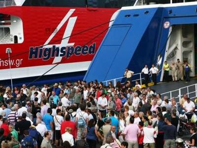 Κατακλύζουν το λιμάνι του Πειραιά οι αδε...