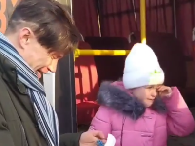 Ουκρανία: Πατέρας αποχαιρετά την κόρη το...