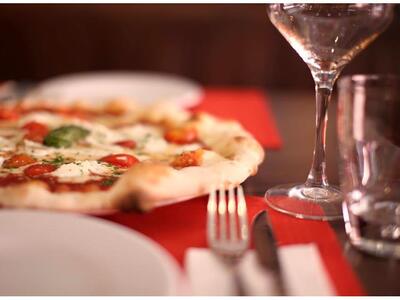 Ιταλική πίτσα για το μεσημεριανό, με θέα...