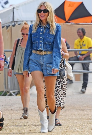 Denim outfit της εταιρείας Self Portrait...