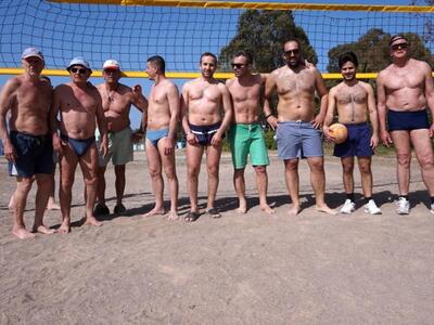 Πάτρα: 78χρονοι παίζουν beach volley με ...