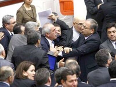«Μπίλιες» η τουρκική βουλή για ένα σχόλι...