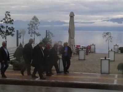 Αίγιο: Ο Βενιζέλος πίνει καφέ στην παραλ...