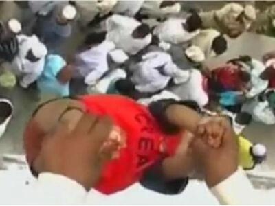 Σοκαριστικό: Πετούν μωρά από 9 μέτρα ύψο...