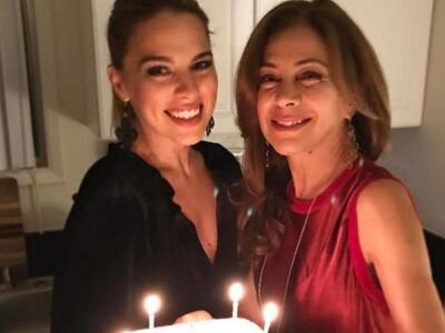 Με τη μητέρα της, Κάτια Δημοπούλου. 