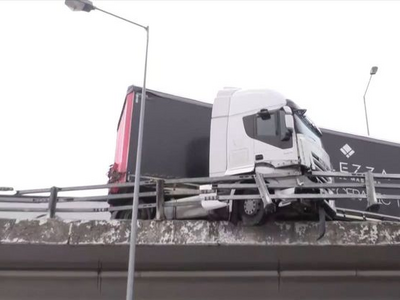 Θεσσαλονίκη: «Δίπλωσε» νταλίκα- Στον αέρ...