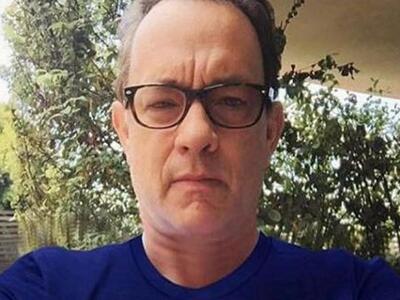 Ο Τομ Χάνκς με μπλουζάκι που διαφημίζει ...