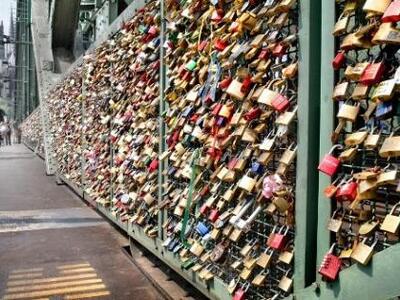 Οι κλειδαριές της αγάπης στο Παρίσι απει...