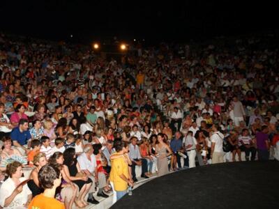 Έλαμψε η Νίνα Λοτσάρη στο Αρχαίο Ωδείο –...