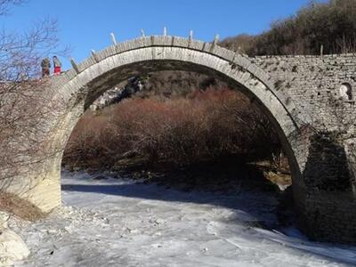 Πάγωσε το ποτάμι στο Ζαγόρι!!! Στους -7 ...